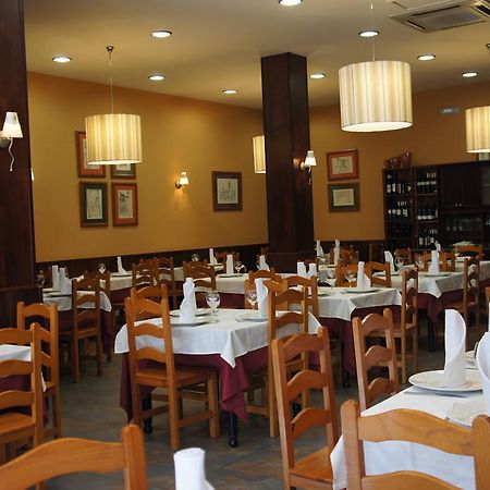 אלאריס Hostal Restaurante Alarico מראה חיצוני תמונה