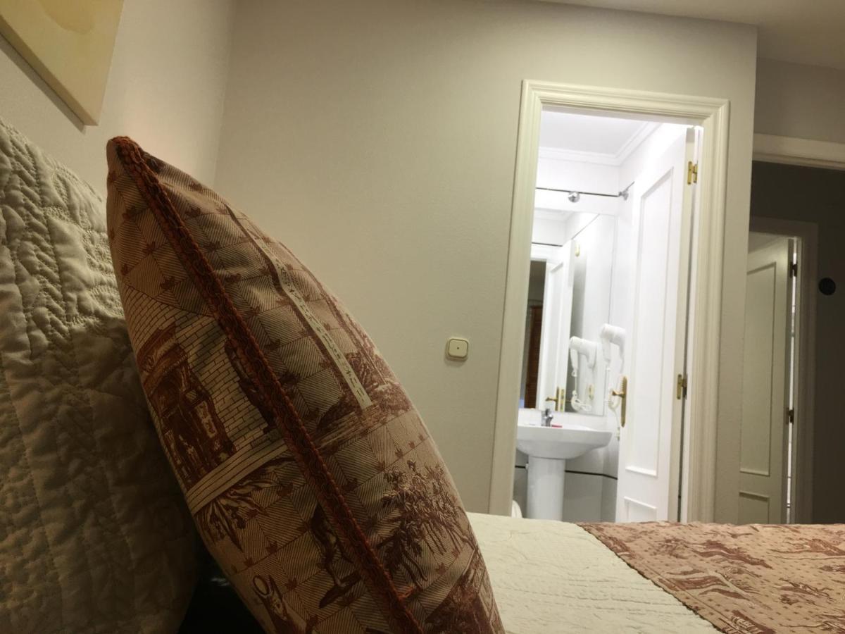 אלאריס Hostal Restaurante Alarico מראה חיצוני תמונה