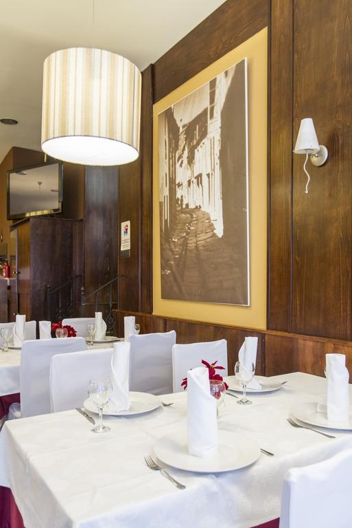 אלאריס Hostal Restaurante Alarico מראה חיצוני תמונה