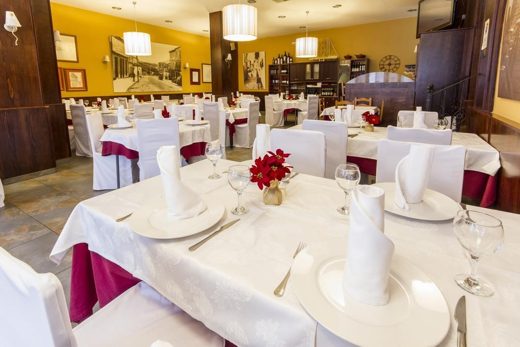 אלאריס Hostal Restaurante Alarico מראה חיצוני תמונה