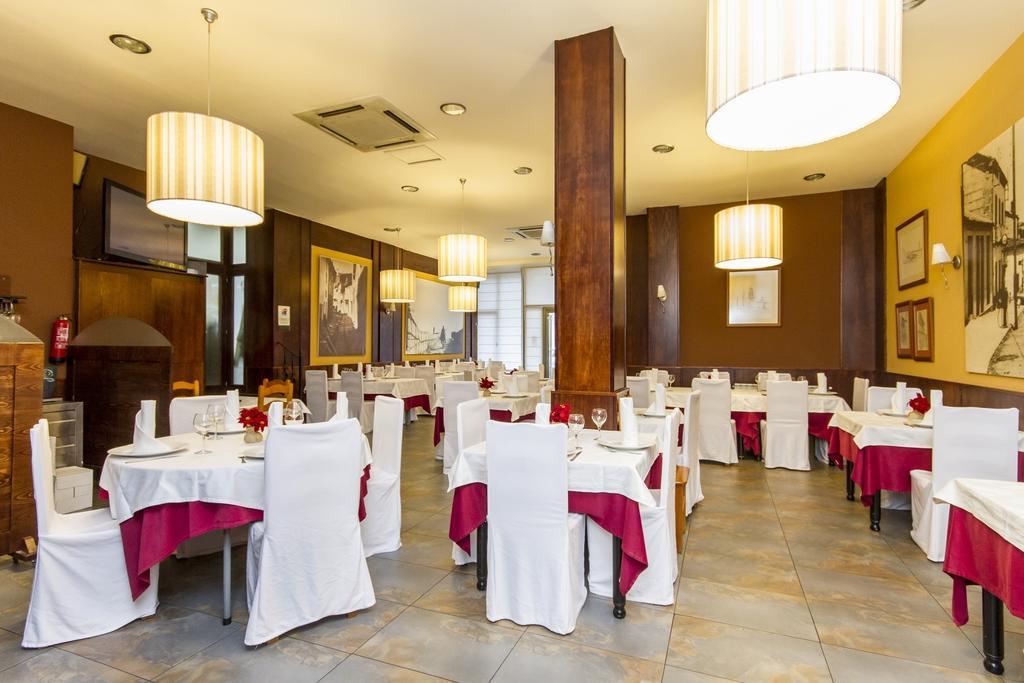 אלאריס Hostal Restaurante Alarico מראה חיצוני תמונה
