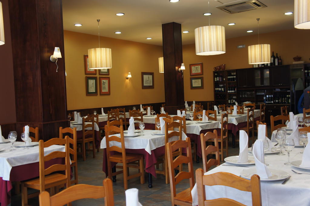 אלאריס Hostal Restaurante Alarico מראה חיצוני תמונה